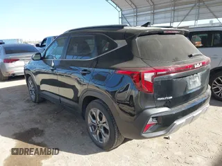 2024 Kia Seltos S z VIN KNDEU2AA7R7502828, wystawiony jako IAAI lot #41802523 z przebiegiem 25 962 mil mil oraz . Historia ofert i sprzedaży dostępna na DreamBid. Obrazek 3.