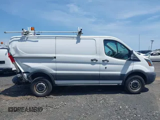 2016 Ford Transit Cargo z VIN 1FTYR1YM0GKB55605, wystawiony jako IAAI lot #42211489 z przebiegiem Nie podano mil oraz . Historia ofert i sprzedaży dostępna na DreamBid. Obrazek 13.