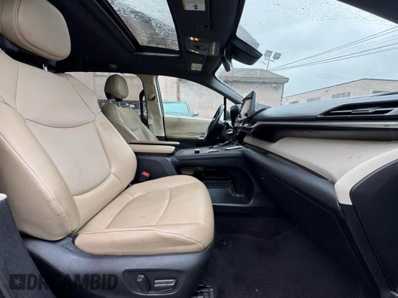 2021 Toyota Sienna XLE z VIN 5TDYRKECXMS068784, wystawiony jako Copart lot #57728635 z przebiegiem 215 072 mil mil oraz Czysty tytuł • Clean title. Historia ofert i sprzedaży dostępna na DreamBid. Obrazek 5.