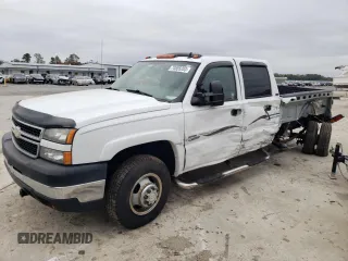 2007 Chevrolet Silverado 3500 DRW LT3 z VIN 1GCJK33D77F153108, wystawiony jako Copart lot #69105584 z przebiegiem 75 905 mil mil oraz Szkoda całkowita • Salvage title. Historia ofert i sprzedaży dostępna na DreamBid. Obrazek 1.