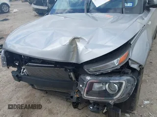 2024 Hyundai Venue SEL z VIN KMHRC8A36RU333987, wystawiony jako IAAI lot #41710436 z przebiegiem 7 701 mil mil oraz . Historia ofert i sprzedaży dostępna na DreamBid. Obrazek 6.