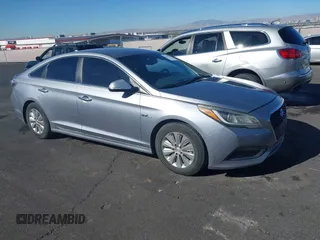 2017 Hyundai Sonata Hybrid SE with VIN KMHE24L11HA045879, listed as a IAAI auction lot 41841807 with 220,755 mi miles. Bid and sale history available at carsss.com. Image 1.