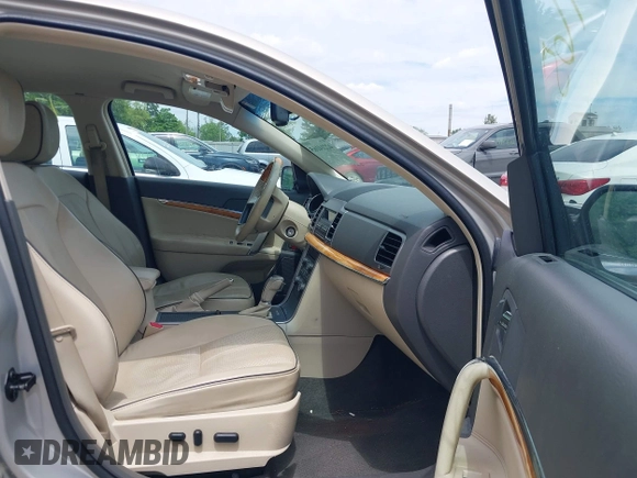 2010 Lincoln MKZ z VIN 3LNHL2GC0AR754146, wystawiony jako IAAI lot #42214165 z przebiegiem 88 913 mil mil oraz . Historia ofert i sprzedaży dostępna na DreamBid. Obrazek 5.
