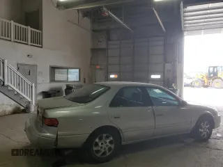 2001 Toyota Camry LE z VIN 4T1BF28K21U963819, wystawiony jako Copart lot #54551465 z przebiegiem 199 472 mil mil oraz Szkoda całkowita • Salvage title. Historia ofert i sprzedaży dostępna na DreamBid. Obrazek 3.