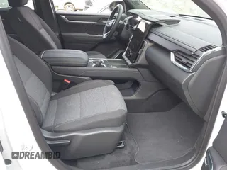 2025 GMC Acadia FWD Elevation z VIN 1GKENKRS8SJ158370, wystawiony jako IAAI lot #41933065 z przebiegiem Nie podano mil oraz . Historia ofert i sprzedaży dostępna na DreamBid. Obrazek 5.