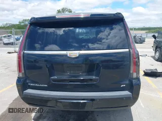 2015 Cadillac Escalade Platinum z VIN 1GYS4PKJ8FR568958, wystawiony jako IAAI lot #42316098 z przebiegiem 152 661 mil mil oraz . Historia ofert i sprzedaży dostępna na DreamBid. Obrazek 16.