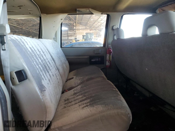1993 Chevrolet Suburban z VIN 1GNGK26K8PJ352462, wystawiony jako Copart lot #76616364 z przebiegiem 147 505 mil mil oraz Czysty tytuł • Clean title. Historia ofert i sprzedaży dostępna na DreamBid. Obrazek 10.