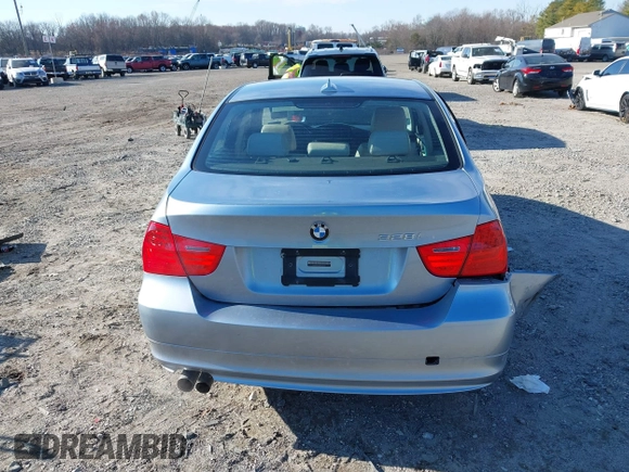 2011 BMW 3 Series 328i xDrive with VIN WBAPK5G51BNN29824, listed as a IAAI auction lot 40990352 with 171,133 mi miles and . Bid and sale history available at carsss.com. Image 16.