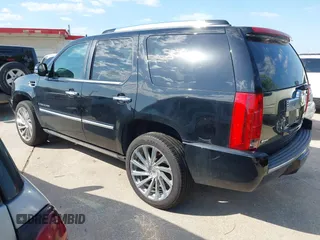 2008 Cadillac Escalade z VIN 1GYFK63818R272860, wystawiony jako IAAI lot #42250157 z przebiegiem 211 457 mil mil oraz . Historia ofert i sprzedaży dostępna na DreamBid. Obrazek 3.
