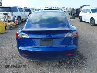 2020 Tesla Model 3 Standard Range Plus z VIN 5YJ3E1EA5LF708885, wystawiony jako IAAI lot #42172952 z przebiegiem 58 882 mil mil oraz . Historia ofert i sprzedaży dostępna na DreamBid. Obrazek 17.