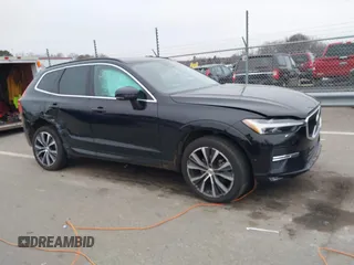 2022 Volvo XC60 Momentum z VIN YV4L12DK9N1084349, wystawiony jako IAAI lot #41378579 z przebiegiem 20 725 mil mil oraz . Historia ofert i sprzedaży dostępna na DreamBid. Obrazek 1.