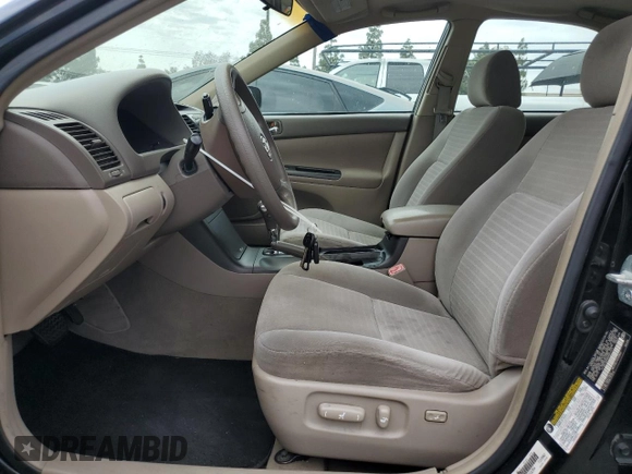 2006 Toyota Camry LE z VIN 4T1BF32K56U621741, wystawiony jako Copart lot #59577595 z przebiegiem 189 155 mil mil oraz Czysty tytuł • Clean title. Historia ofert i sprzedaży dostępna na DreamBid. Obrazek 7.