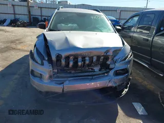 2017 Jeep Cherokee Altitude z VIN 1C4PJLASXHW649973, wystawiony jako IAAI lot #41672054 z przebiegiem 190 000 mil mil oraz . Historia ofert i sprzedaży dostępna na DreamBid. Obrazek 12.