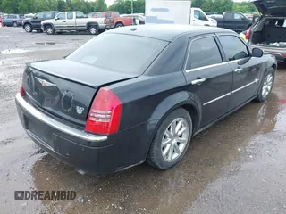 2006 Chrysler 300 C z VIN 2C3LA63H66H412270, wystawiony jako IAAI lot #42479868 z przebiegiem 143 476 mil mil oraz . Historia ofert i sprzedaży dostępna na DreamBid. Obrazek 4.