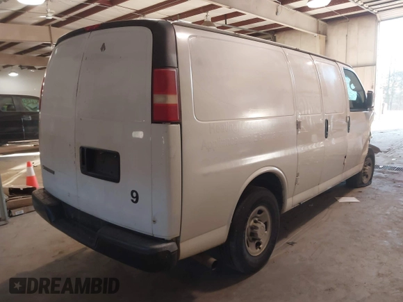 2007 Chevrolet Express Cargo Van with VIN 1GCGG25V871146547, listed as a IAAI auction lot 41347469 with 423,041 mi miles. Bid and sale history available at carsss.com. Image 4.
