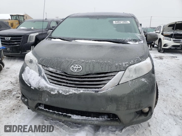 2013 Toyota Sienna XLE z VIN 5TDDK3DC1DS054184, wystawiony jako Copart lot #44821285 z przebiegiem 214 218 mil mil oraz Nie do naprawy • Non repairable. Historia ofert i sprzedaży dostępna na DreamBid. Obrazek 5.
