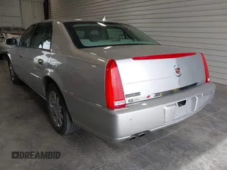 2011 Cadillac DTS Luxury Collection z VIN 1G6KD5E66BU119869, wystawiony jako IAAI lot #42221509 z przebiegiem 92 478 mil mil oraz . Historia ofert i sprzedaży dostępna na DreamBid. Obrazek 3.