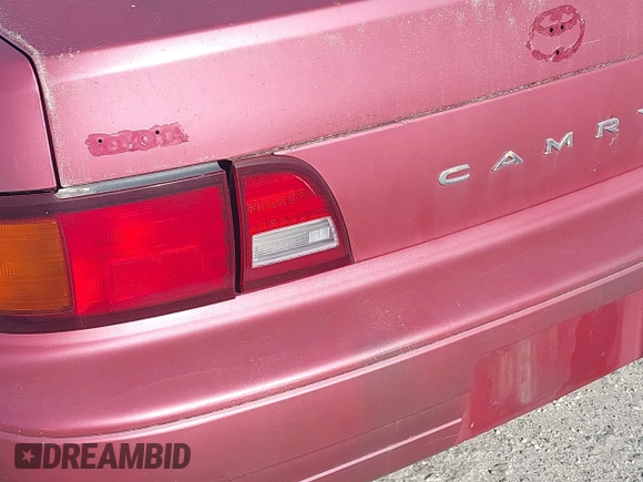 1995 Toyota Camry LE z VIN JT2SK12E6S0318069, wystawiony jako IAAI lot #42003618 z przebiegiem 235 623 mil mil oraz . Historia ofert i sprzedaży dostępna na DreamBid. Obrazek 6.