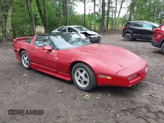 1985 Chevrolet Corvette z VIN 1G1YY078XF5129469, wystawiony jako IAAI lot #42260139 z przebiegiem 55 955 mil mil oraz . Historia ofert i sprzedaży dostępna na DreamBid. Obrazek 1.