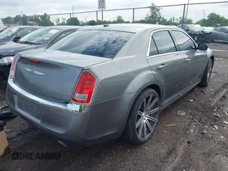 2012 Chrysler 300 z VIN 2C3CCAAG9CH261556, wystawiony jako IAAI lot #42533597 z przebiegiem 189 530 mil mil oraz . Historia ofert i sprzedaży dostępna na DreamBid. Obrazek 4.