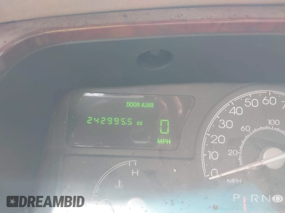 2003 Lincoln Town Car Signature z VIN 1LNHM82W83Y704682, wystawiony jako IAAI lot #41929310 z przebiegiem 242 995 mil mil oraz . Historia ofert i sprzedaży dostępna na DreamBid. Obrazek 7.