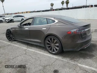 2013 Tesla Model S Performance z VIN 5YJSA1DP0DFP18285, wystawiony jako Copart lot #58437215 z przebiegiem 130 059 mil mil oraz Czysty tytuł • Clean title. Historia ofert i sprzedaży dostępna na DreamBid. Obrazek 2.