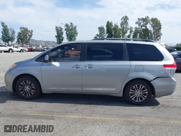 2012 Toyota Sienna XLE AAS z VIN 5TDYK3DCXCS278442, wystawiony jako IAAI lot #42228620 z przebiegiem 128 748 mil mil oraz . Historia ofert i sprzedaży dostępna na DreamBid. Obrazek 14.
