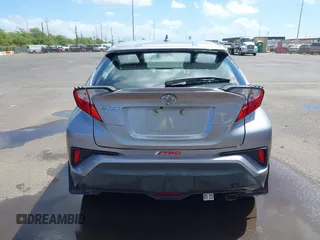 2018 Toyota C-HR XLE z VIN NMTKHMBX5JR009504, wystawiony jako IAAI lot #41776136 z przebiegiem 63 795 mil mil oraz . Historia ofert i sprzedaży dostępna na DreamBid. Obrazek 16.