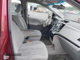 2014 Toyota Sienna L z VIN 5TDZK3DC2ES505680, wystawiony jako IAAI lot #42307763 z przebiegiem 170 628 mil mil oraz . Historia ofert i sprzedaży dostępna na DreamBid. Obrazek 5.