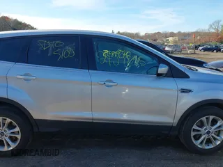 2019 Ford Escape SE z VIN 1FMCU9GD1KUC51552, wystawiony jako IAAI lot #40948295 z przebiegiem 24 571 mil mil oraz . Historia ofert i sprzedaży dostępna na DreamBid. Obrazek 13.
