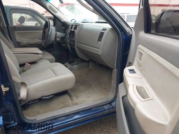 2007 Dodge Dakota SLT with VIN 1D7HE48K07S137252, listed as a IAAI auction lot 41385640 with 223,920 mi miles and . Bid and sale history available at carsss.com. Image 5.