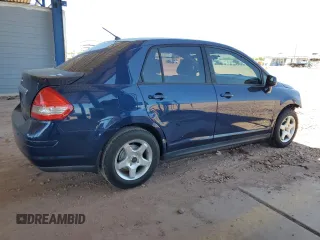 2009 Nissan Versa S z VIN 3N1BC11E89L399629, wystawiony jako Copart lot #57353335 z przebiegiem 169 245 mil mil oraz Szkody całkowita. Historia ofert i sprzedaży dostępna na DreamBid. Obrazek 3.