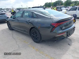 2025 Kia K5 LXS z VIN KNAG24J78S5275906, wystawiony jako IAAI lot #42006110 z przebiegiem 14 391 mil mil oraz . Historia ofert i sprzedaży dostępna na DreamBid. Obrazek 3.