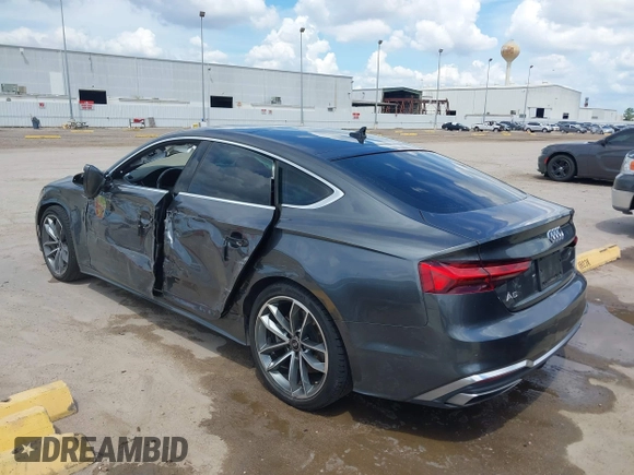 2022 Audi A5 Sportback S line Premium Plus z VIN WAUFACF5XNA009427, wystawiony jako IAAI lot #40203616 z przebiegiem 54 005 mil mil oraz . Historia ofert i sprzedaży dostępna na DreamBid. Obrazek 3.