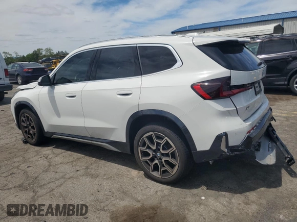 2023 BMW X1 xDrive28i z VIN WBX73EF02P5Y15293, wystawiony jako Copart lot #57629965 z przebiegiem 7 381 mil mil oraz Szkoda całkowita • Salvage title. Historia ofert i sprzedaży dostępna na DreamBid. Obrazek 2.