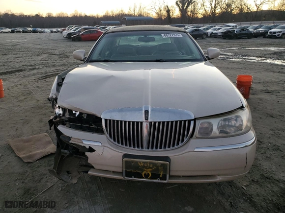 2002 Lincoln Town Car Cartier with VIN 1LNHM83W62Y618719, listed as a Copart auction lot 88722925 with 0 mi miles and Salvage Title. Bid and sale history available at carsss.com. Image 5.