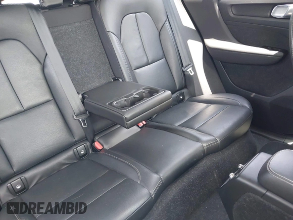 2021 Volvo XC40 Momentum z VIN YV4AC2HK4M2486512, wystawiony jako IAAI lot #42252265 z przebiegiem 56 397 mil mil oraz . Historia ofert i sprzedaży dostępna na DreamBid. Obrazek 8.