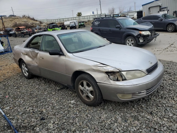 1998 Lexus ES 300 Luxury Sport Sdn with VIN JT8BF28G9W5042763, listed as a Copart auction lot 43462835 with 277,945 mi miles and Salvage Title. Bid and sale history available at carsss.com. Image 4.