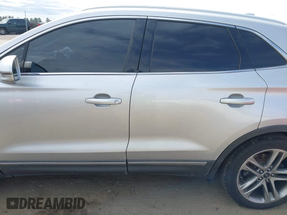 2017 Lincoln MKC Reserve with VIN 5LMCJ3D98HUL54981, listed as a IAAI auction lot 41721206 with 82,318 mi miles. Bid and sale history available at carsss.com. Image 14.