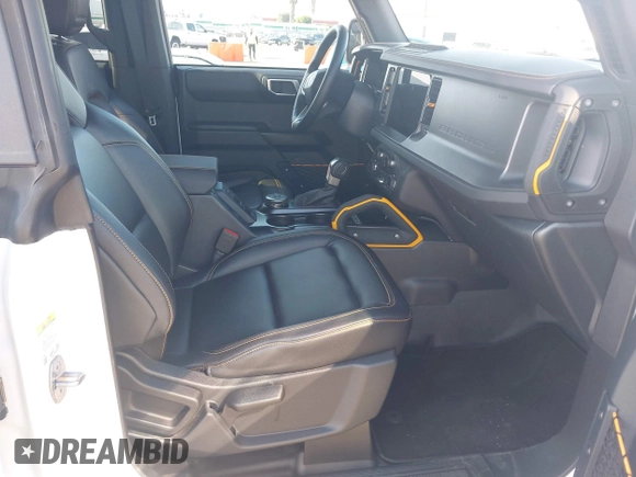 2024 Ford Bronco Badlands z VIN 1FMEE9BP5RLA09693, wystawiony jako IAAI lot #42146875 z przebiegiem 5 806 mil mil oraz . Historia ofert i sprzedaży dostępna na DreamBid. Obrazek 5.