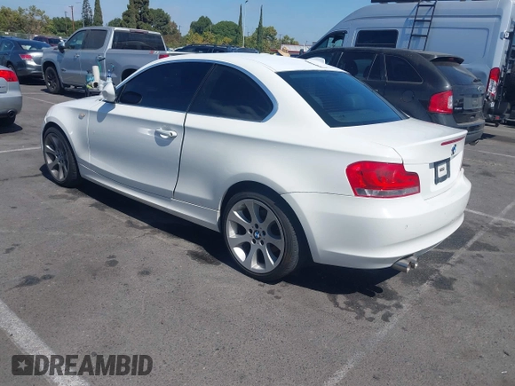 2012 BMW 1 Series 128i z VIN WBAUP9C51CVL91561, wystawiony jako IAAI lot #42831576 z przebiegiem 111 789 mil mil oraz . Historia ofert i sprzedaży dostępna na DreamBid. Obrazek 3.