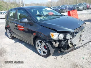 2015 Chevrolet Sonic LTZ z VIN 1G1JE6SB7F4201542, wystawiony jako IAAI lot #42033562 z przebiegiem 138 418 mil mil oraz . Historia ofert i sprzedaży dostępna na DreamBid. Obrazek 1.