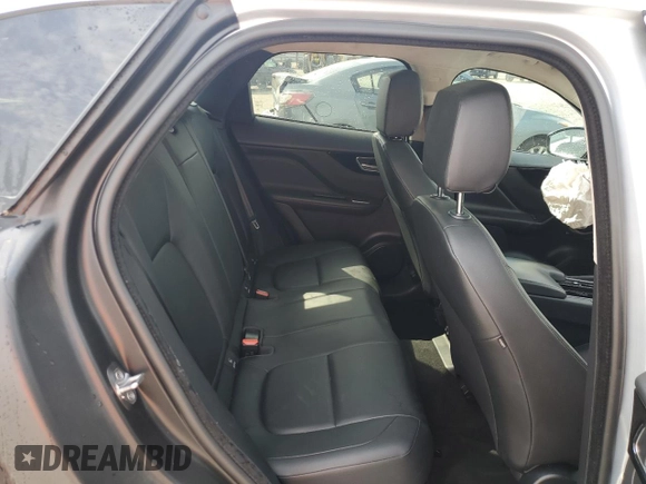 2019 Jaguar F-Pace 25t z VIN SADCS2FXXKA390386, wystawiony jako Copart lot #54671255 z przebiegiem 103 930 mil mil oraz Szkoda całkowita • Salvage title. Historia ofert i sprzedaży dostępna na DreamBid. Obrazek 11.