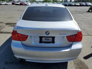 2011 BMW 3 Series 328i z VIN WBAPH5C54BA447971, wystawiony jako Copart lot #55899855 z przebiegiem 140 078 mil mil oraz Czysty tytuł • Clean title. Historia ofert i sprzedaży dostępna na DreamBid. Obrazek 6.