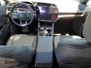 2023 Lexus RZ 450e Premium z VIN JTJAAAAB3PA000731, wystawiony jako Copart lot #57350214 z przebiegiem 7642 mil mil oraz Szkody całkowita. Historia ofert i sprzedaży dostępna na DreamBid. Obrazek 8.