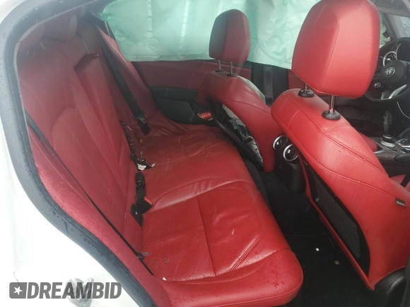 2021 Alfa Romeo Giulia Ti z VIN ZARFANBN1M7648754, wystawiony jako Copart lot #55331525 z przebiegiem Nie podano mil oraz Szkoda całkowita • Salvage title. Historia ofert i sprzedaży dostępna na DreamBid. Obrazek 10.