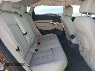 2024 Audi Q8 e-tron Premium Plus z VIN WA15AAGE2RB042305, wystawiony jako Copart lot #83397964 z przebiegiem 15 887 mil mil oraz Szkoda całkowita • Salvage title. Historia ofert i sprzedaży dostępna na DreamBid. Obrazek 10.