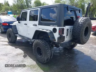 2017 Jeep Wrangler Unlimited Sahara z VIN 1C4BJWEG5HL731242, wystawiony jako IAAI lot #41891017 z przebiegiem 97 097 mil mil oraz . Historia ofert i sprzedaży dostępna na DreamBid. Obrazek 3.