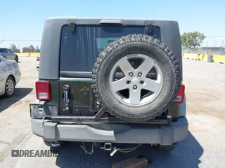 2011 Jeep Wrangler Rubicon z VIN 1J4BA6D11BL556342, wystawiony jako IAAI lot #42465252 z przebiegiem 80 377 mil mil oraz . Historia ofert i sprzedaży dostępna na DreamBid. Obrazek 16.