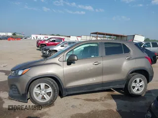 2020 Chevrolet Trax LS z VIN KL7CJKSB4LB334834, wystawiony jako IAAI lot #42332641 z przebiegiem 57 195 mil mil oraz . Historia ofert i sprzedaży dostępna na DreamBid. Obrazek 14.